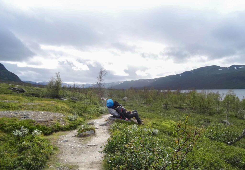 Przerwa turysty na trasie Kungsleden w Abisko National Park