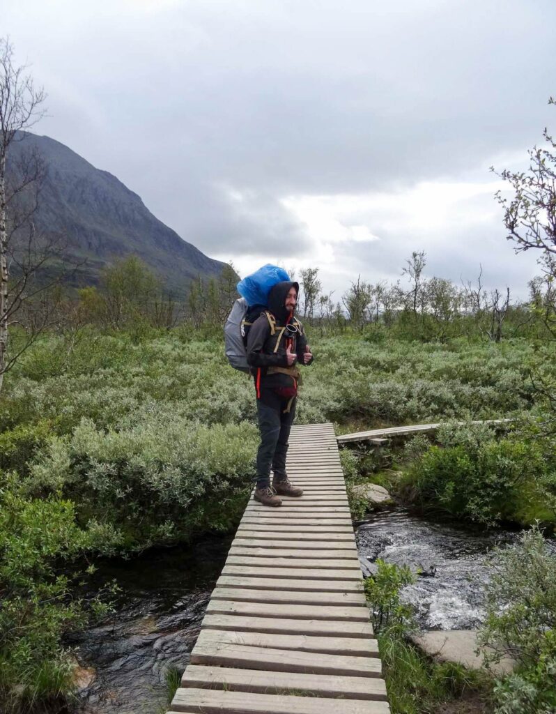 Turysta na kładce w Abisko National Park