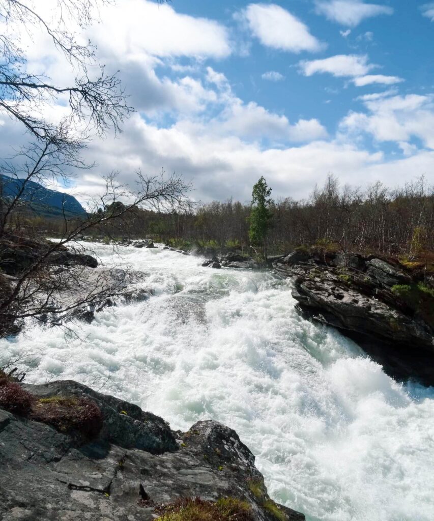 Rwąca rzeka w Abisko National Park