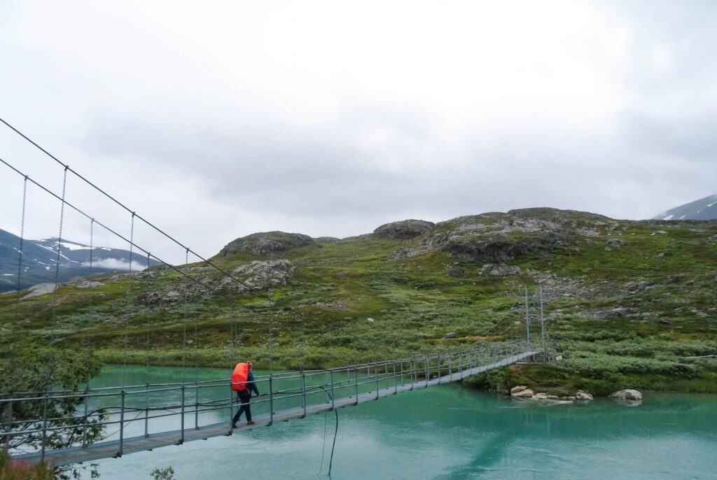 Most nad rzeką Aliseatnu na szlaku Kungsleden