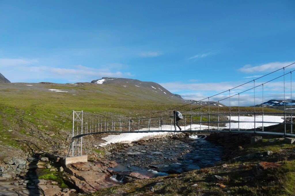 Powrót ze schroniska Tjäktja na szlak przez most na Kungsleden