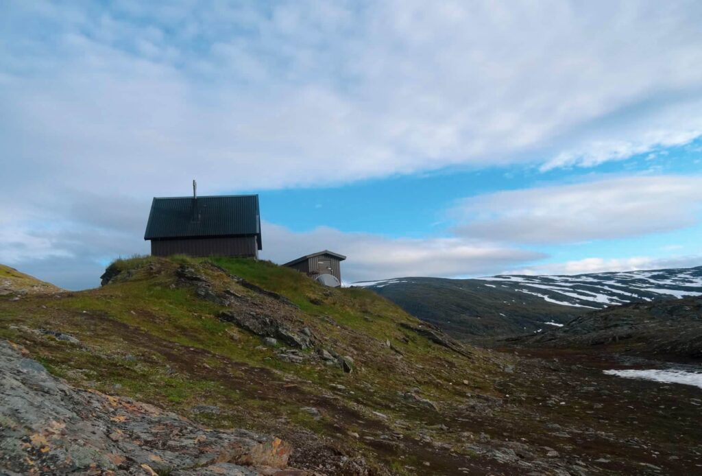 Schron na przełęczy Tjäktja na Kungsleden
