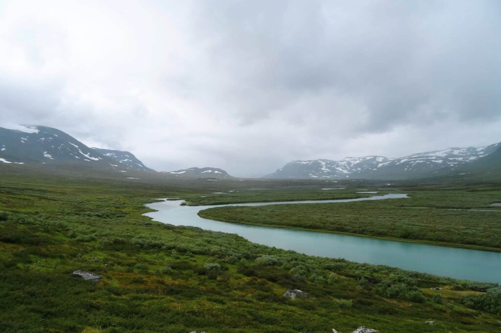 Dolina rzeki Aliseatnu na szlaku Kungsleden