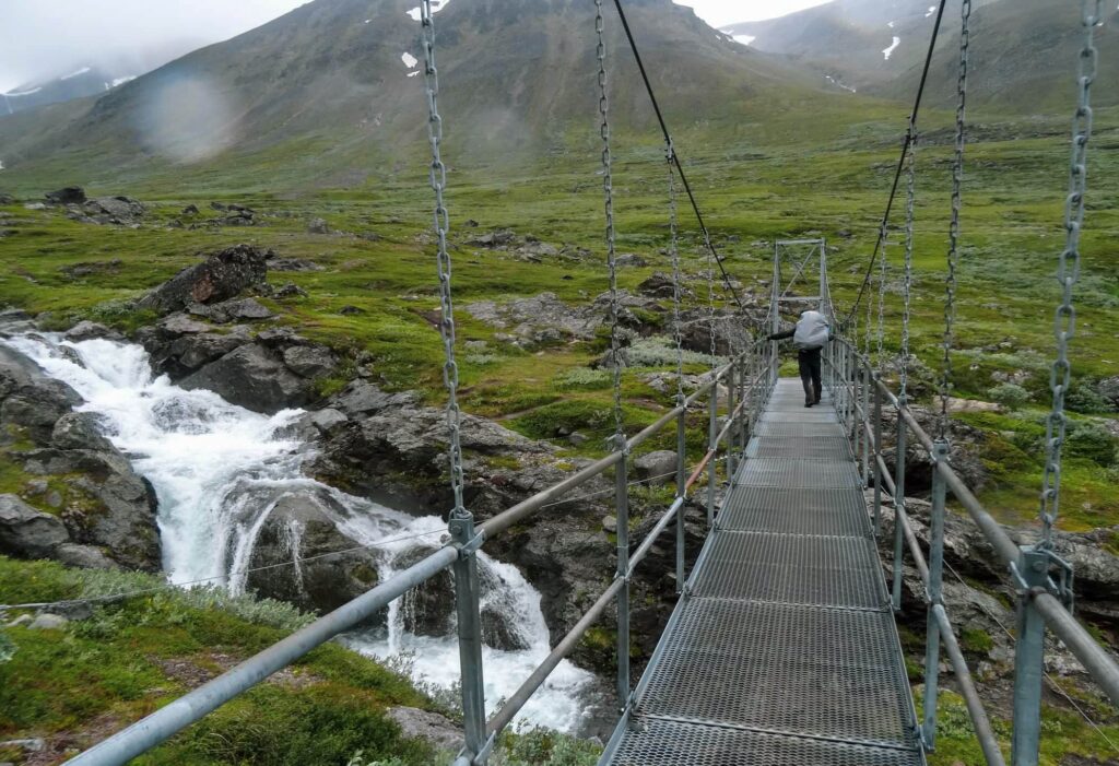 Most nad rzeką Kittelbacken przed Kebnekaise Fjallstation