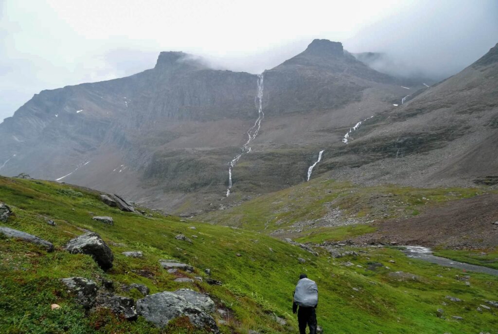 Wodospady w dolinie Latjovagge na szlaku do Kebnekaise Fjallstation