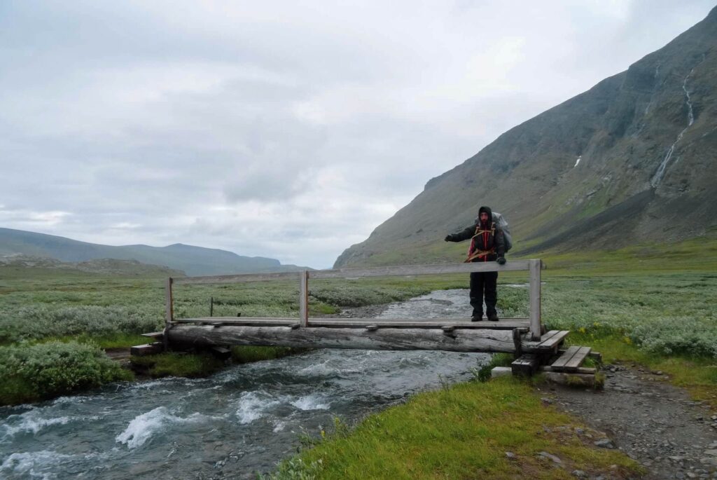 Mostek w dolinie Latjovagge na drodze do Kebnekaise Fjallstation