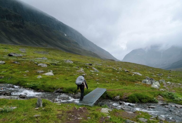 Trasa do Kebnekaise Fjallstation wzdłuż rzeki Laddjujohka