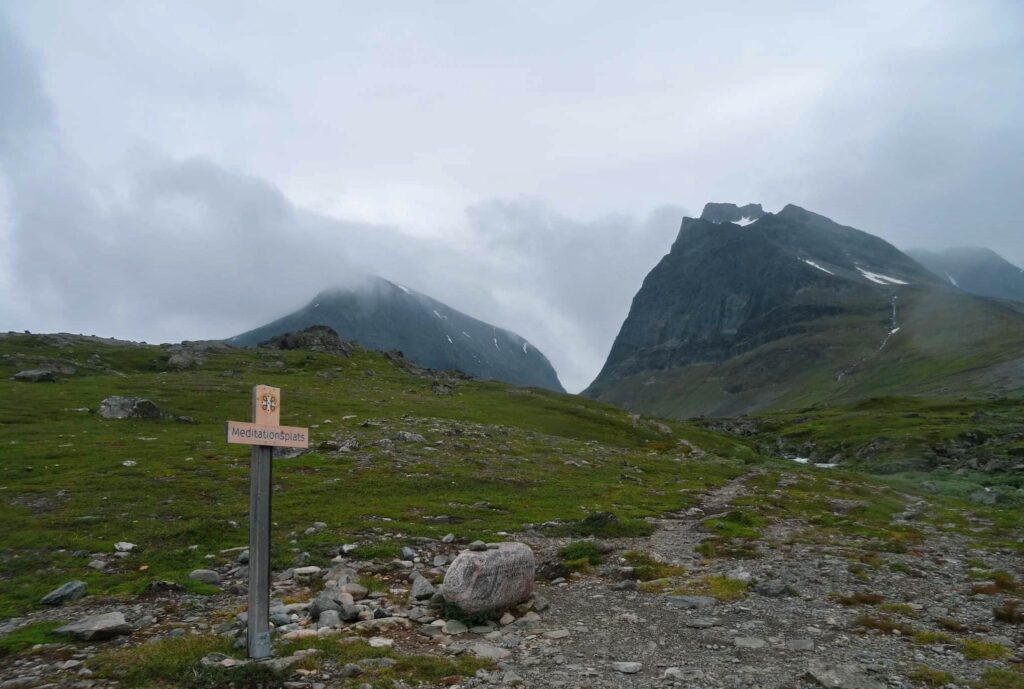 Kamień medytacyjny na trasie w dolinie Latjovagge prowadzącą do Kebnekaise Fjallstation