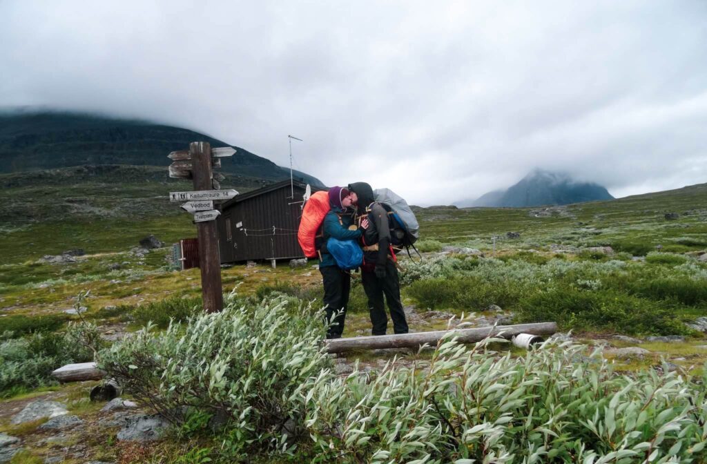 Pocałunek przy schronisku Singi przed wyjście na trasę do Kebnekaise Fjallstation