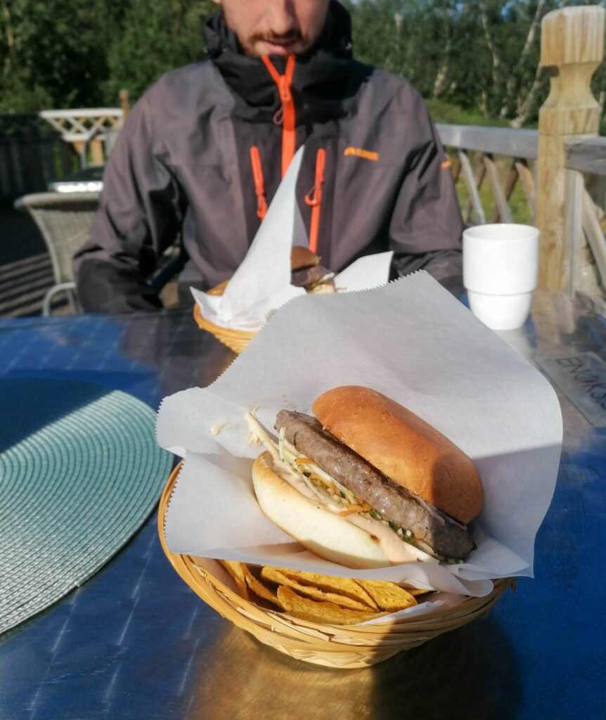 Burger z mięsa renifera w restauracji w Nikkaluokcie