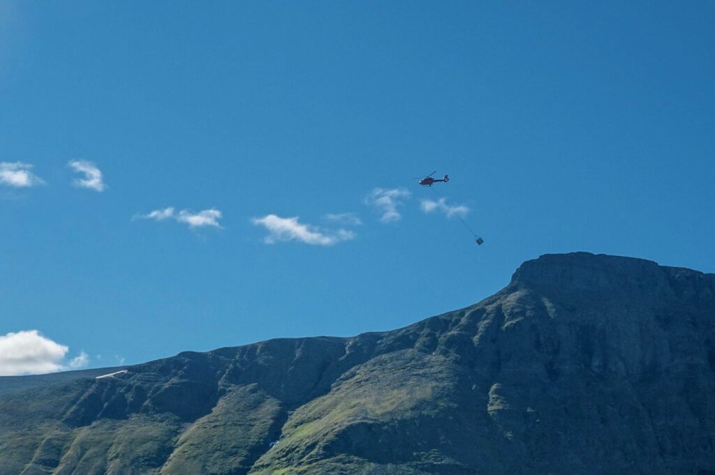 Helikopter lecący z transportem do schroniska Kebnekaise do Nikkaluokty
