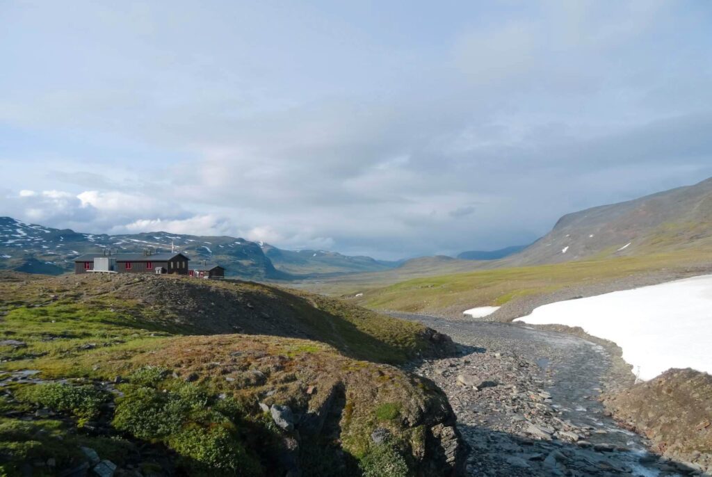 Malowniczo położone schronisko Tjäktja na Kungsleden