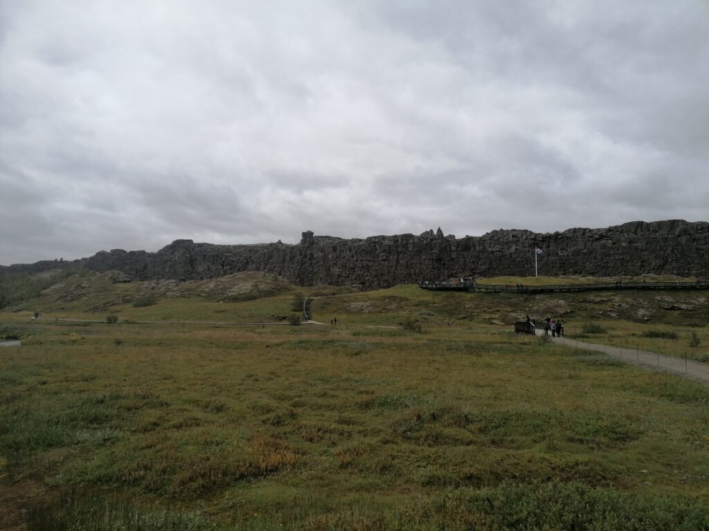 Łopocząca na wietrze flaga islandii w miejscu dawnej "Skały Prawa" – Park Narodowy Thingvellir
