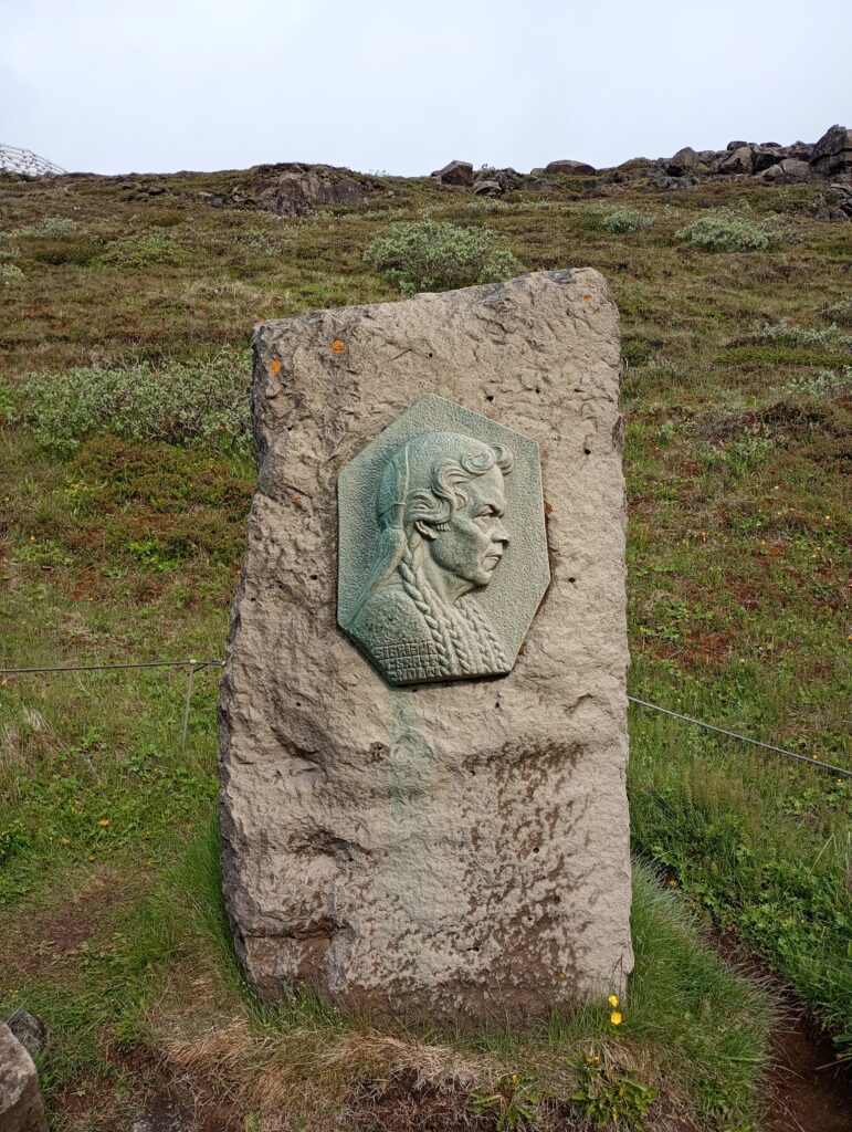 Pomnik Sigridur Tomasdottir przy wodospadzie Gullfoss
