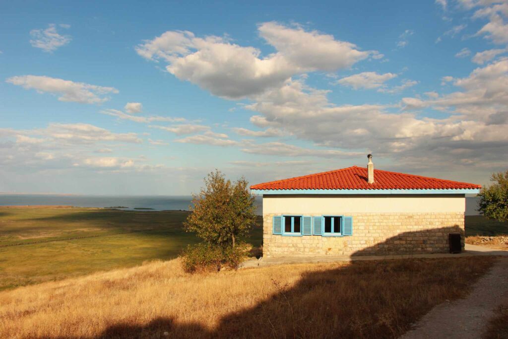 Budynek obok zamku Enisala w Dobrudży, w tle jezioro Razim