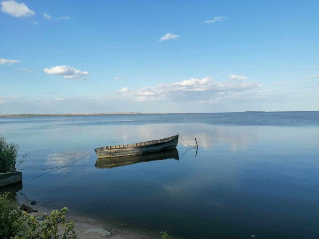 Łódka zacumowana na jeziorze Razim w Dobrudży