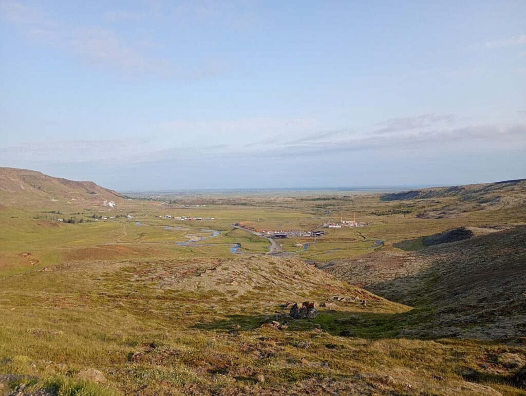 Widok na Hveragerdi z doliny gorącej rzeki Reykjadalur