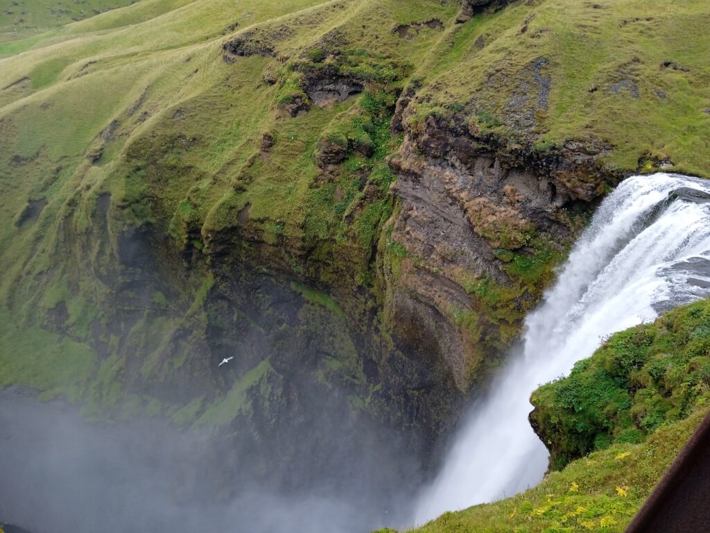Widok na wodospad Skogafoss ze wschodniego wzgórza