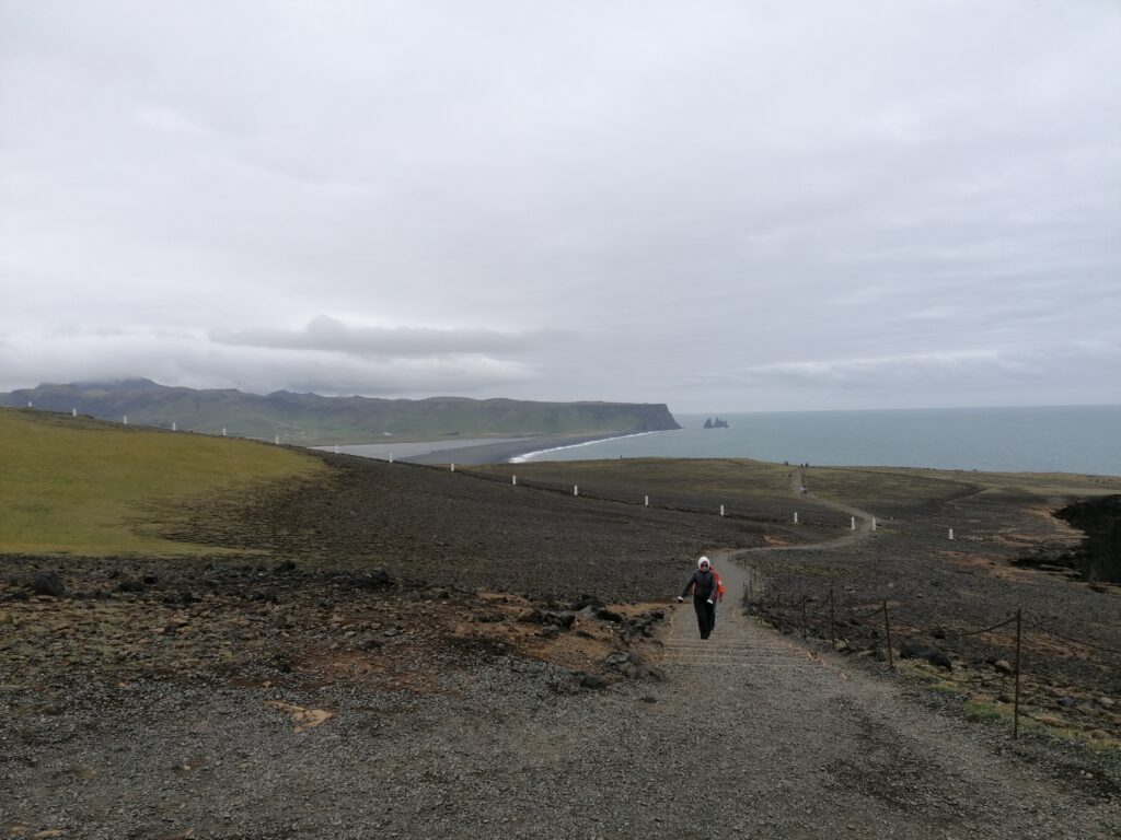 Widok na czarną plażę Reynisfjara z półwyspu Dyrholaey.