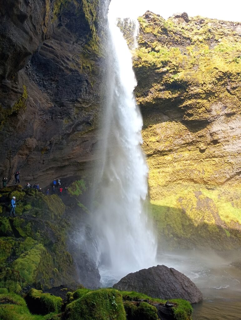 Kaskada wodospadu Kvernufoss