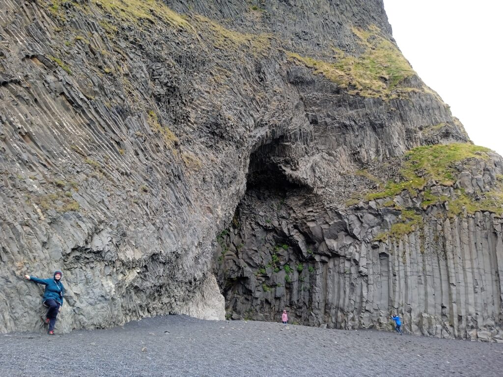 Maskonury na czarnej plaży Reynisfjara sprzed jej erozji