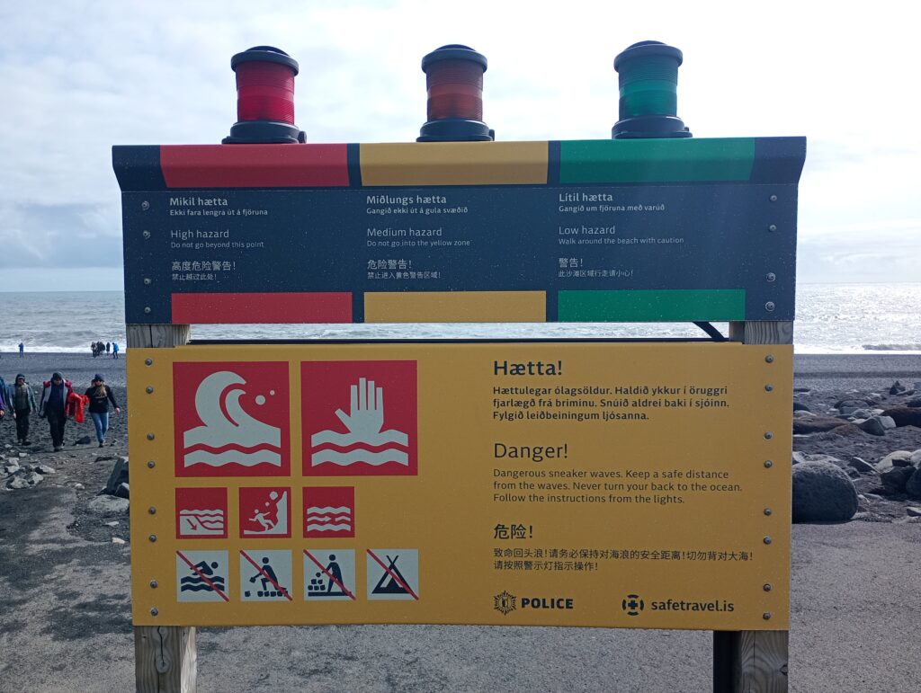 Ostrzeżenia przed wejściem na czarną plażę Reynisfjara sprzed jej erozji