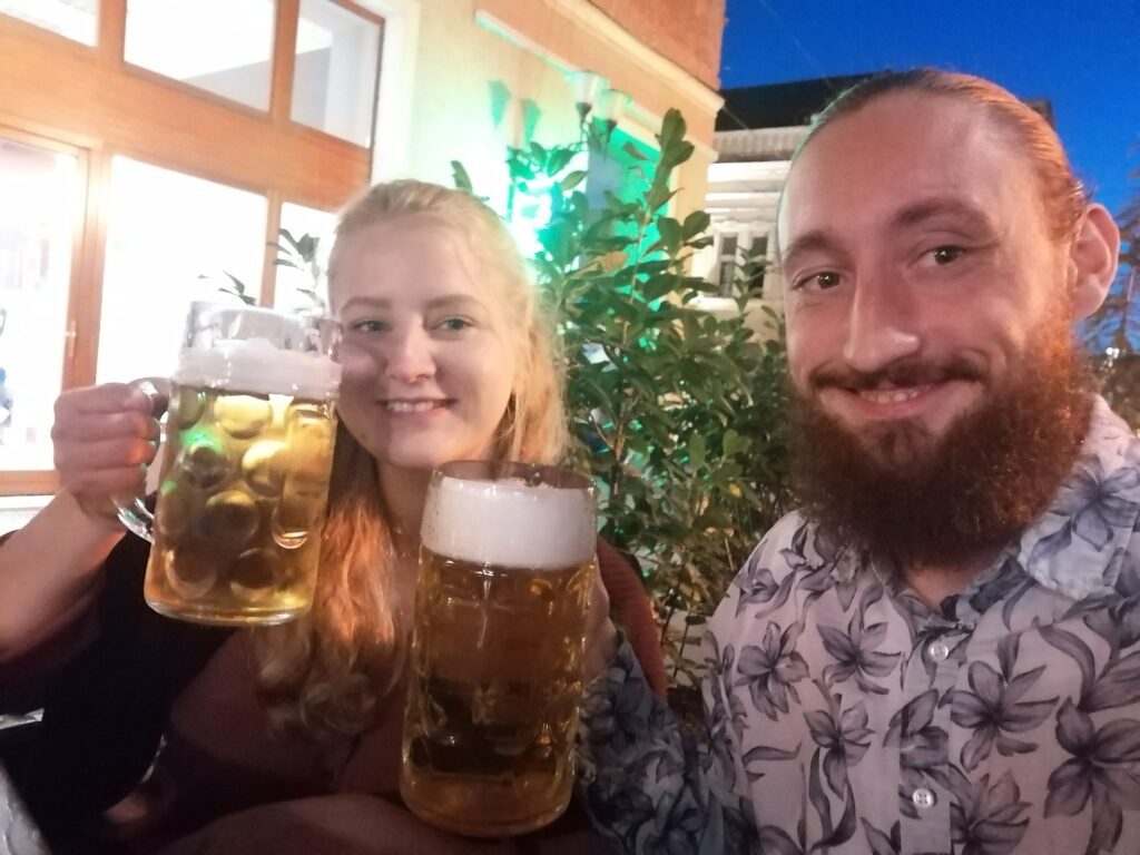 Para pije piwo