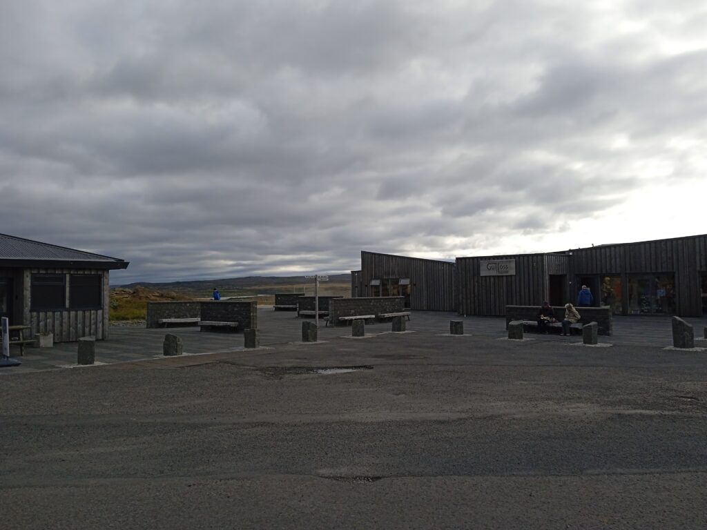 Parking, kawiarnia i sklep przy wodospadzie Gullfoss