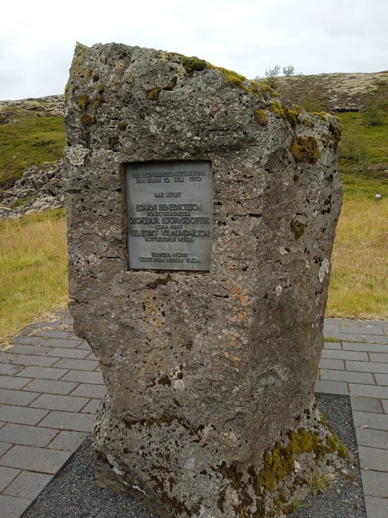 Tablica w Thingvellir poświęcona tragicznie zmarłej rodzinie islandzkiego premiera