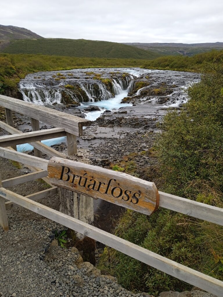 Widok z mostu na wodospad Bruarfoss