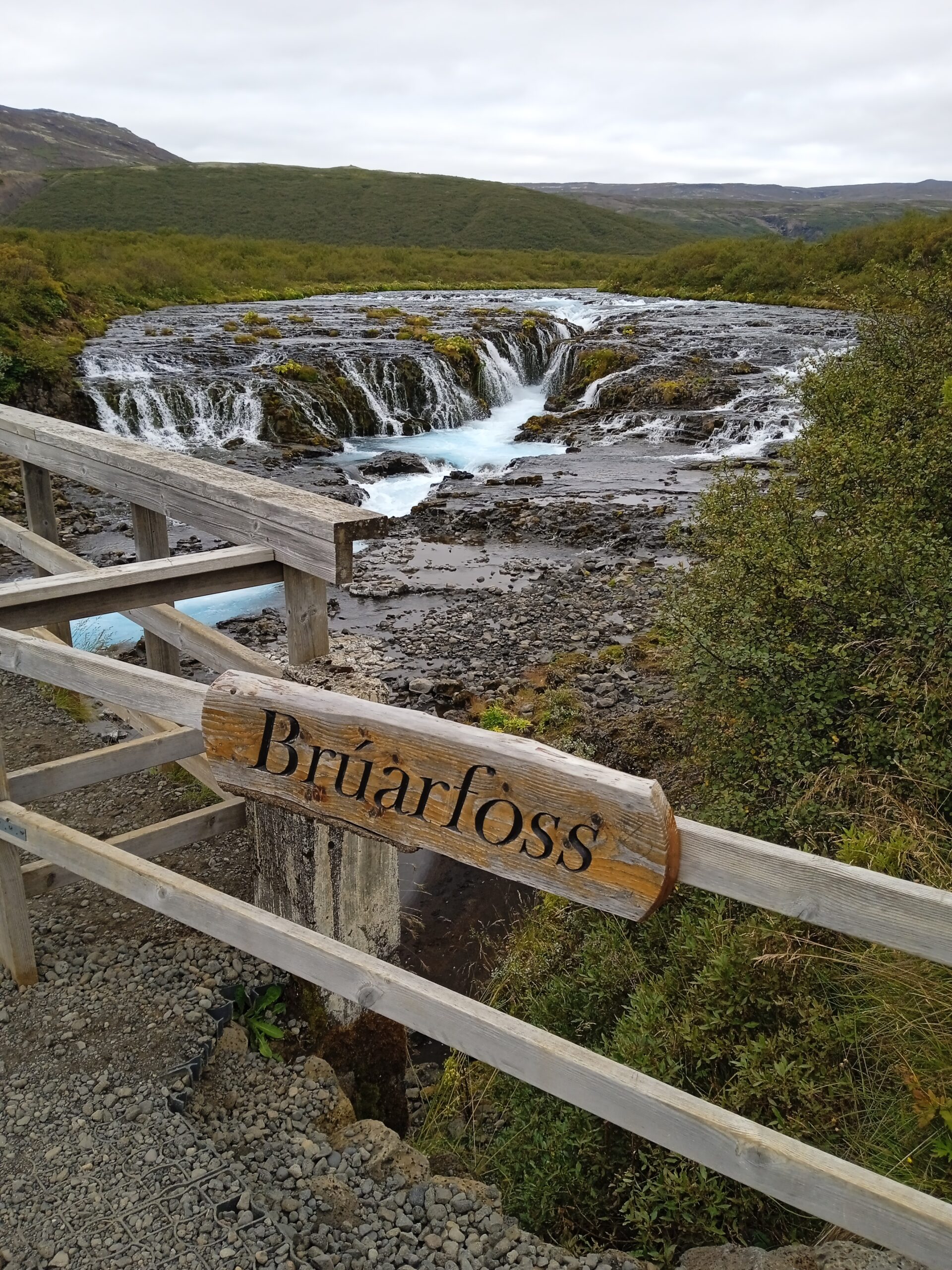 Widok z mostu na wodospad Bruarfoss