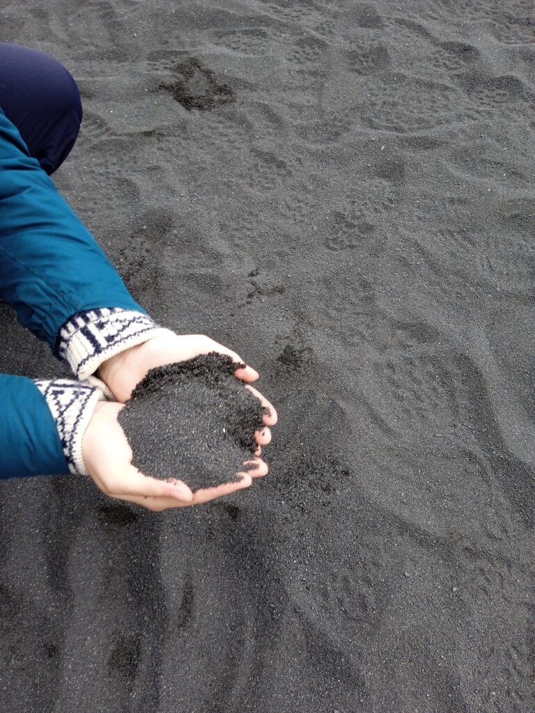 Piasek na czarnej plaży Reynisfjara sprzed jej erozji