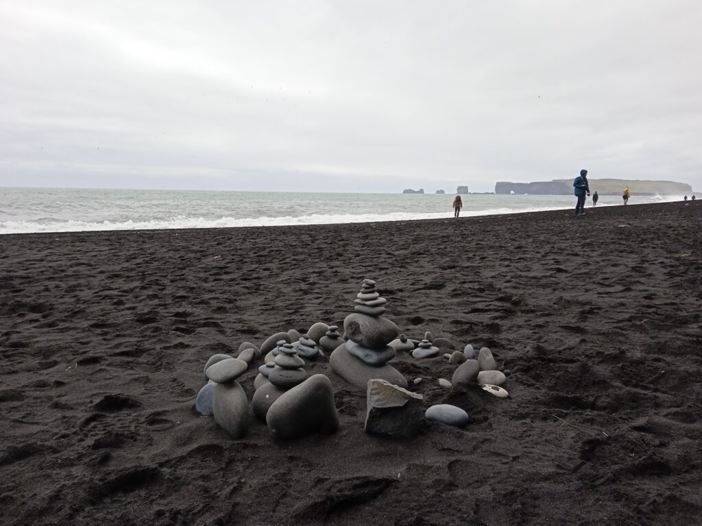 Kopczyk na czarnej plaży Reynisfjara