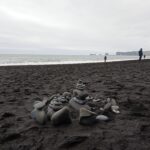 Kopczyk na czarnej plaży Reynisfjara