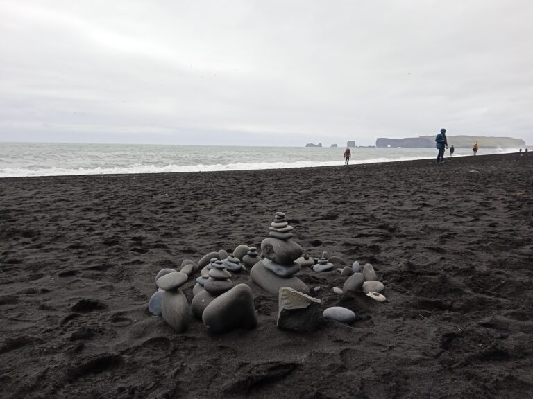 Kopczyk na czarnej plaży Reynisfjara