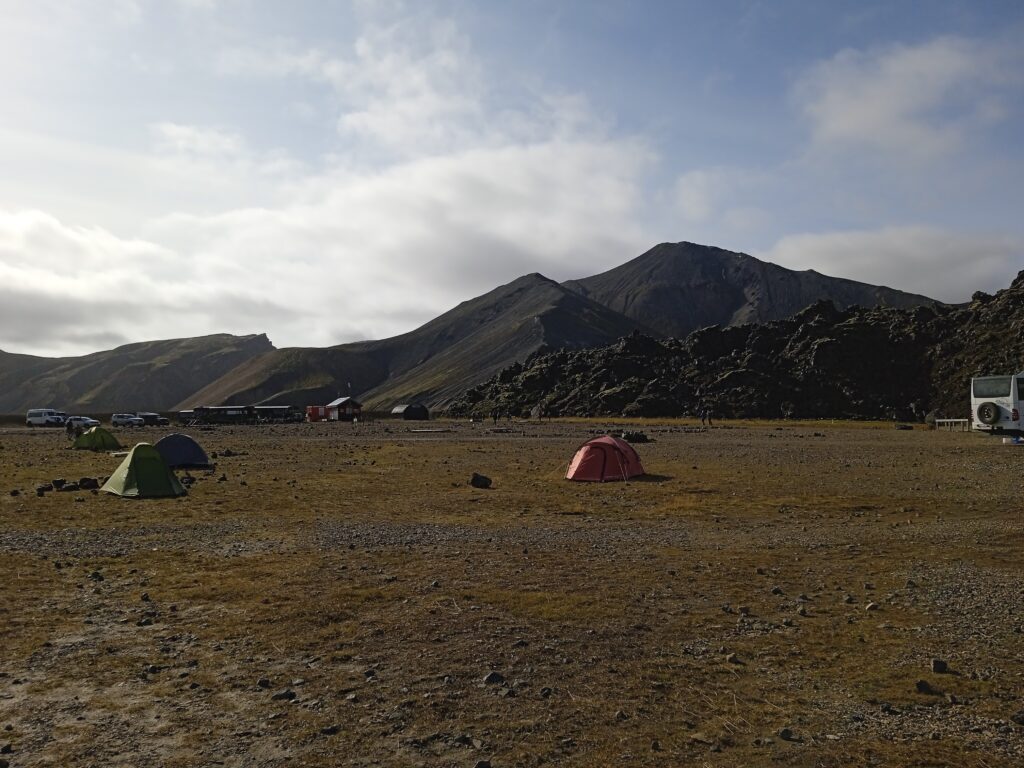 Pole kempingowe w Landmannalaugar, w tle Blahnukur (940 m n.p.m.)