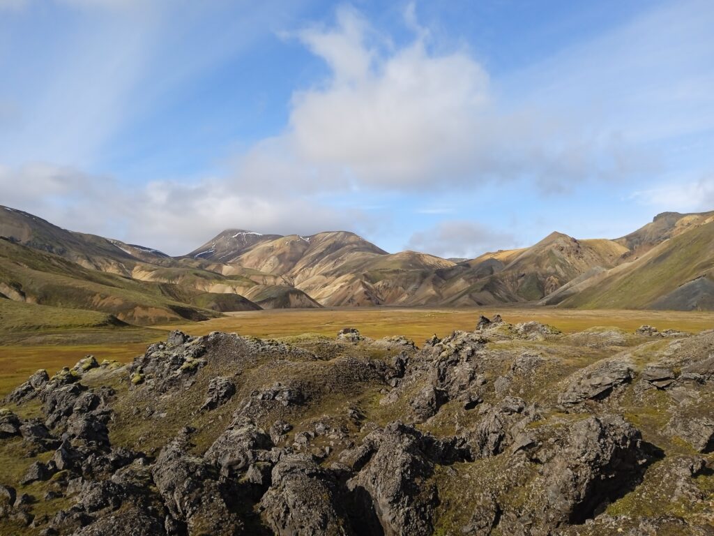 Pole lawowe Laugahraun na szlaku Laugavegur, w tle lekko zaśnieżony szczyt Haalda (1128 m n.p.m.) 