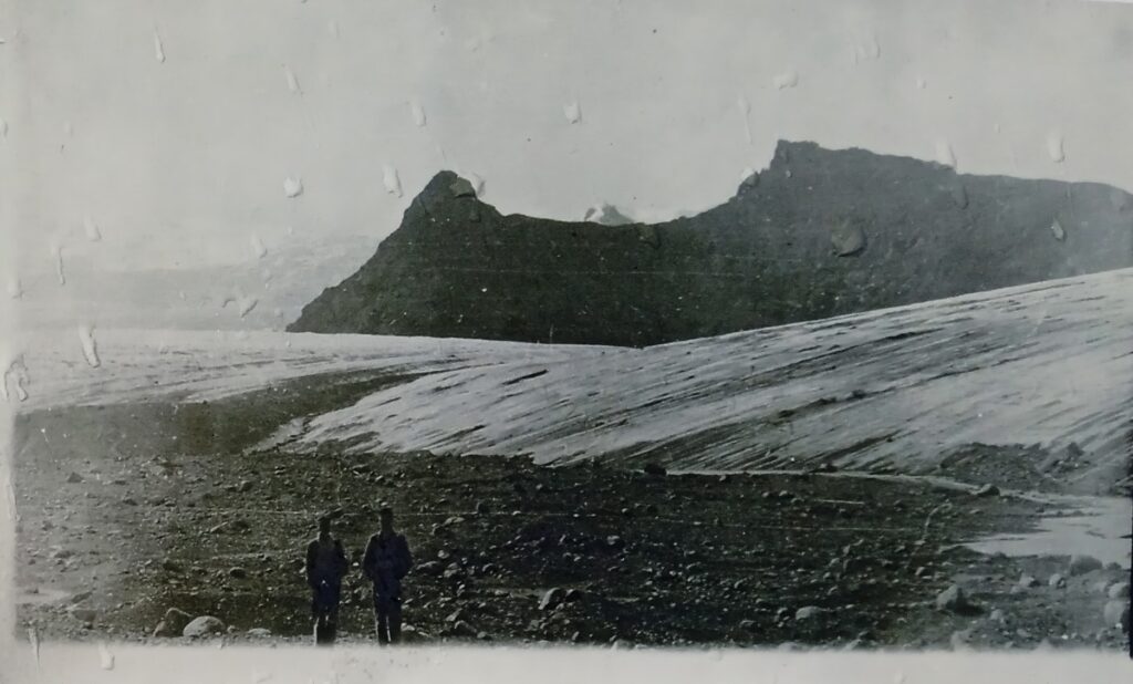 Przed jęzorem lodowca Breidamerkurjokull, 3 lipca 1935 roku