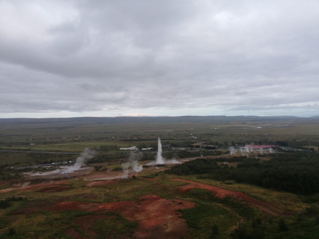 Islandia – wybuch Strokkura w dolinie geotermalnej Haukadalur