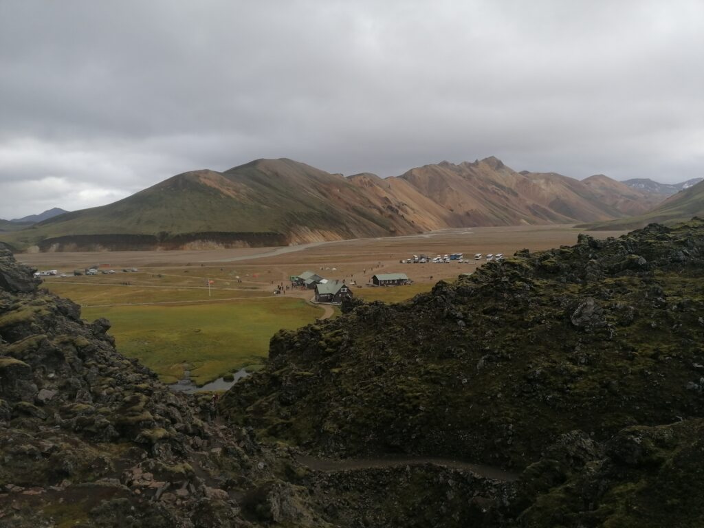 Islandia – widok na schronisko w Landmannalaugar