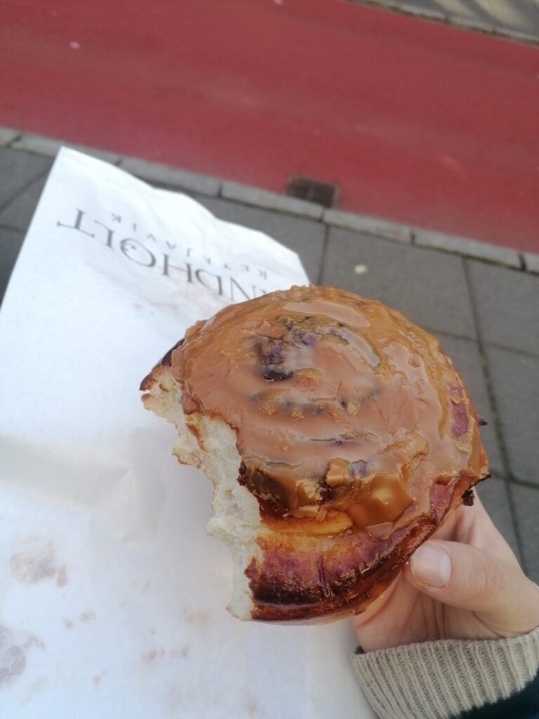 Cynamonka z karmelowym lukrem z kawiarni Sandholt w Reykjaviku