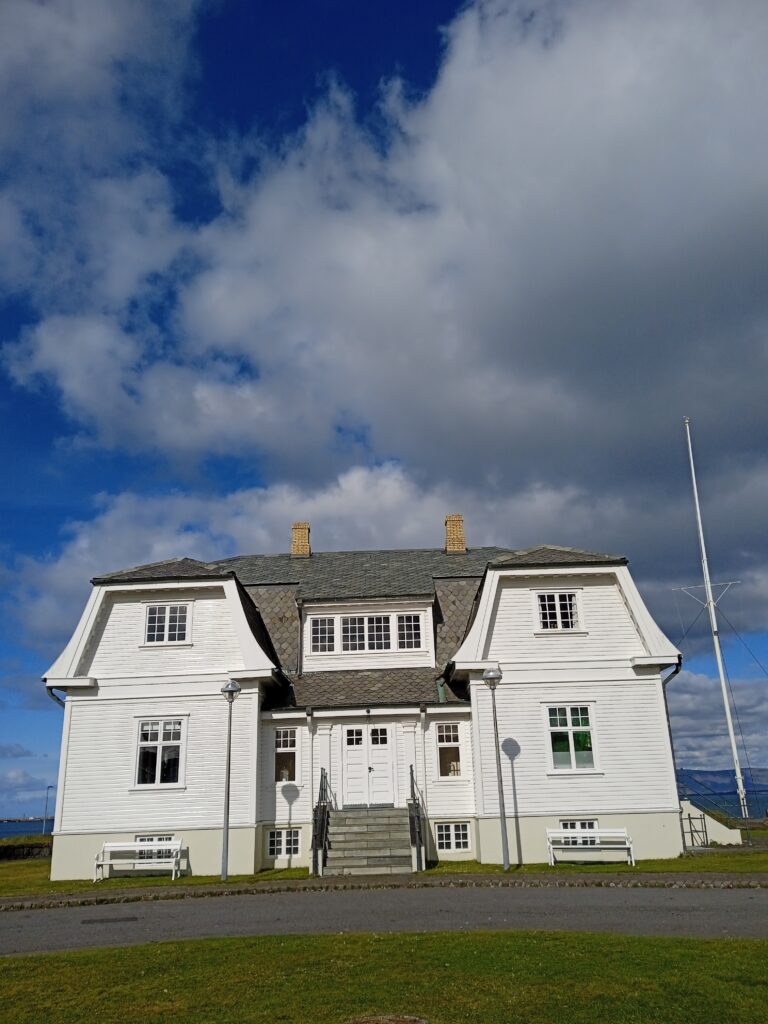 Budynek Hofdi w Reykjaviku – symbol początku końca Zimnej Wojny