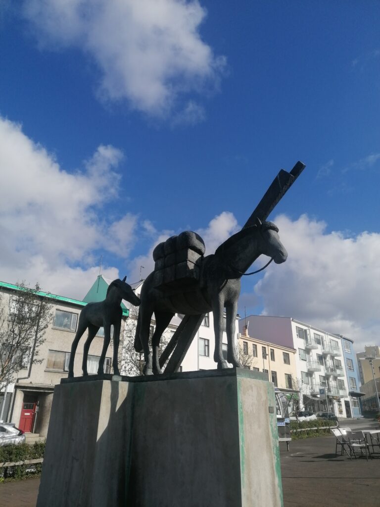 Pomnik Klyfjahestur znajdujący się naprzeciwko placu Hlemmur w Reykjaviku