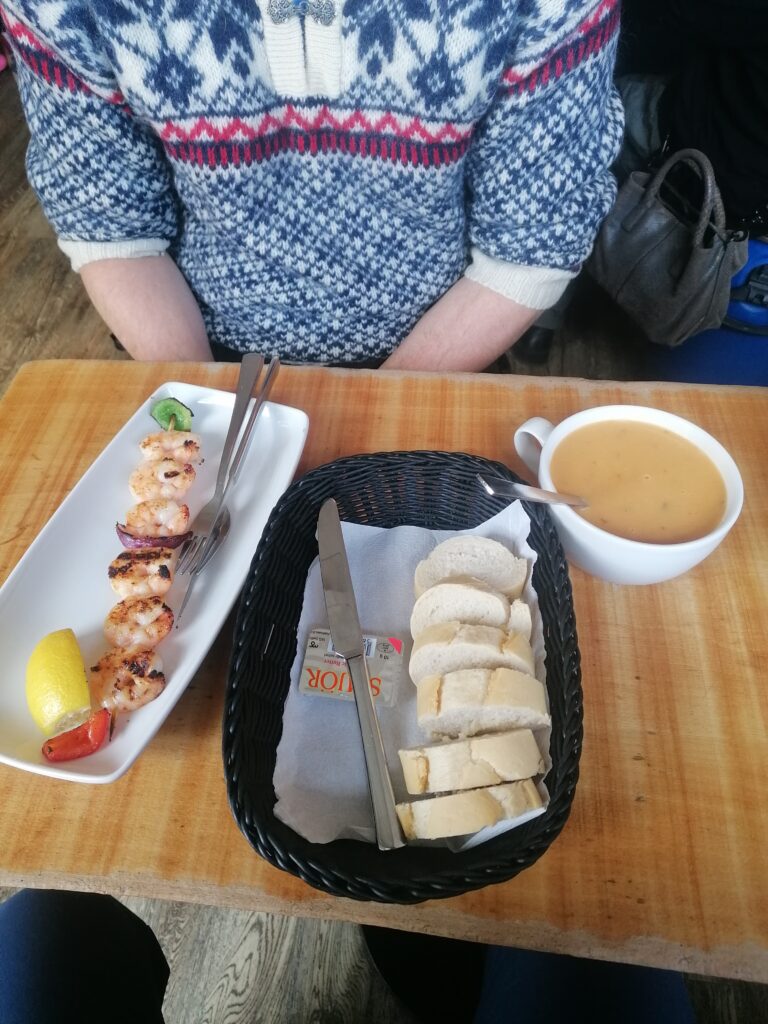Od lewej – szaszłyk z krewetkami, islandzki chleb i zupa z homara (restauracja Seabaron w Reykjaviku)