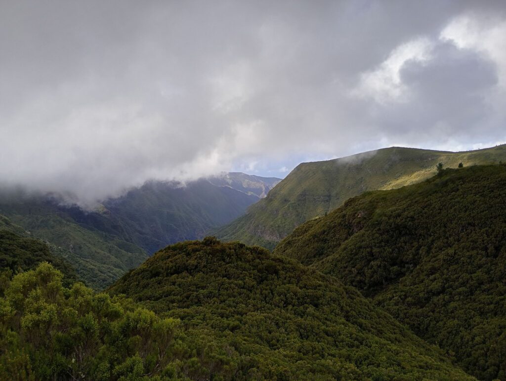 Widok na dolinę Rabacal z Pico do Vento