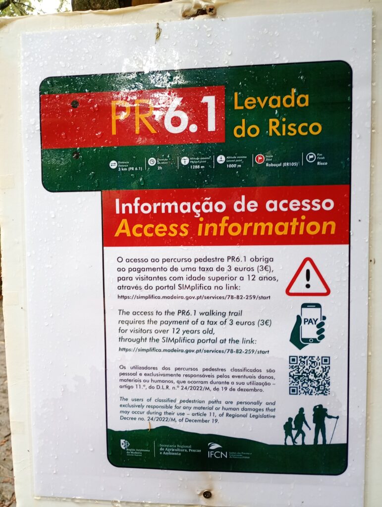 Tablica informacyjna z zasadami wstępu na szlak PR6.1