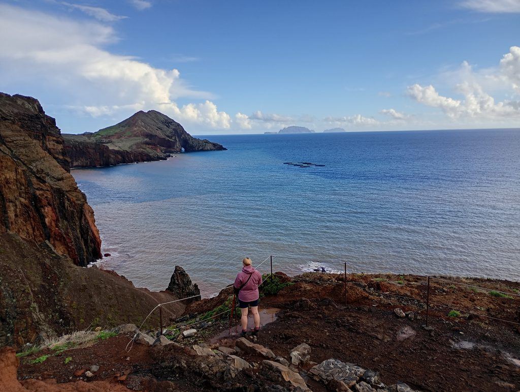 Wybrzeże Madery na tle wyspy Porto Santo